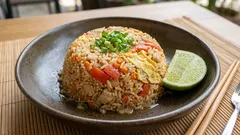 Orez prăjit în stil thailandez cu pui: acel gust autentic din Thailanda — totul se reduce la două detalii