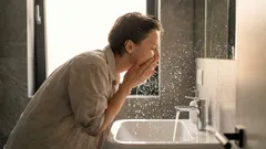 Caldă sau rece: cu ce fel de apă este de fapt mai bine să te speli pe față