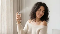 De ce nu trebuie să aplici parfumul pe încheieturi: secretele unui parfum cu persistență îndelungată