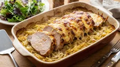 Carne suculentă și cartofi pufoși acoperiți cu o crustă de brânză: o cină pe placul tuturor