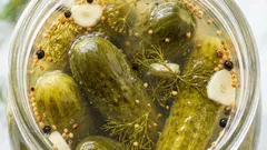 Nu aruncați zeama de castraveți: utilizări surprinzătoare